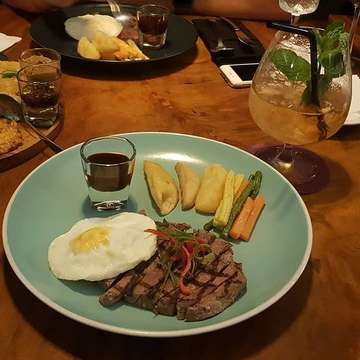 Welcome dinner organized by PAP!.. Delicious food and have a great time with everyone. ❤😘 ร้านนี้อร่อย และ บรรยากาศดีมากกก
@surrealbutnice23 
#trainingtrip #indonesia #ลงรูปรัวๆ #ลงรูปไม่ทัน
#porscheteam 
#APB3BasicWarrantyTrainning
#porschethailand