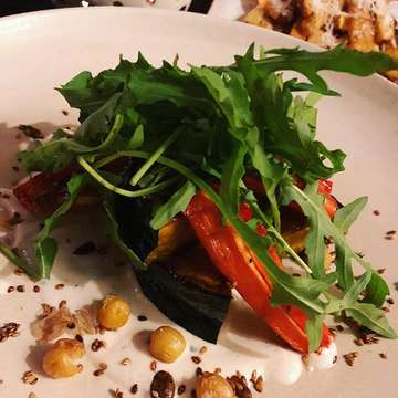 Roast pumpkin salad with crispy chickpeas 🥗 #whatiate #dinner #weightlossjourney #bali #indonesia #travel #sanur #denpasar #vegetarian #plantbased #meatfree #caloriecounting #instafoodie #healthyeats