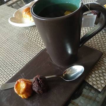 Tea & sweets time...kabur ke sini menghindari macetnya Ubud sore hari..