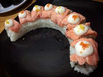 i always smile when i have sushi on the table...
even it’s not good 😅
.
#sushiboon #sushi #sushiroll #sushirestaurant #japanesefood #dinner #food #foodporn #foodpic #foodgasm #foodjournal #foodstagram #foodie #instafood #nomnom #tukangmakan #yummy #oishi #makanmakan #tukangjajan #kuliner #icipicip #foodblogger