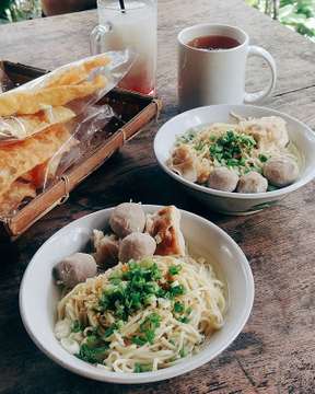 Hast du Mittag gegessen?
.
#food #indonesia #mieayam #bakso #meetball #chickennoodle #indonesiancuisine #instafood #nudeln #mittagessen #인스타그램 #인도네시아 #치킨라면 #인도네시아음식 #polyglot