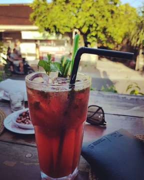 Best Strawberry Mojito 👌👌
.
.
.
#cocktail #drinktrip #beachlife #holidayfun #bali #foodhunting #foodbloggers #moodyfood #moodydjournal #moodyblogger