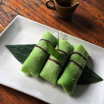 #sundaypleasure #dadargulung from @warung.pulaukelapa 😋
.
.
Dadar gulung is a popular traditional kue of sweet coconut pancake. It is often described as an Indonesian coconut pancake. Dadar gulung is one of the popular snacks in Indonesia, especially in Java.