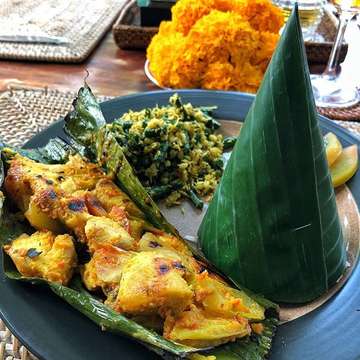 Grilled fish in banana leaf, vegetables and rice under the cone. #bananaleaf #amed #bali #indonesia #lifeinamedhotel #grilledfish #balinesefood #foodporn #fishingvillage #delicious