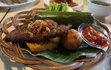 Mang Kabayan

Masakan Sunda 😋👍 #nasitimbel #komplit #ayamgoreng #gepuk #tahuisi #indonesianfood #sentulcity #perkedel #lalapan #sundanesefood #masakansunda