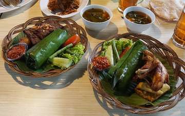 Mang Kabayan

Masakan Sunda 😋👍 #nasitimbel #komplit #ayamgoreng #gepuk #tahuisi #indonesianfood #sentulcity #perkedel #lalapan #sundanesefood #masakansunda