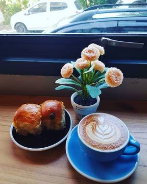 #morningcoffee ... Cappuccino vs Raisin Roll @coffee25pm