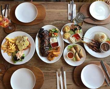 . 여럿이 다니면 좋은점
메뉴가 다양해 : )
맛있당- 호주와 인도네시아 짬뽕 스타일!
. 
#스미냑맛집 #skybarrestaurant #발리