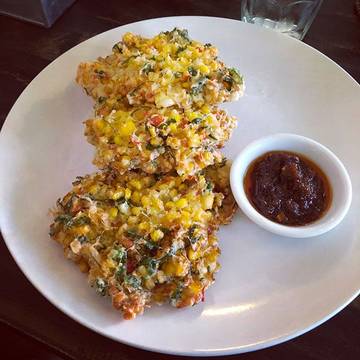 Been dreaming of this laarb and corn fritters for years. Never fails to disappoint @greengingernoodlehouse totally worth the near heat exhaustion scooting here 👌