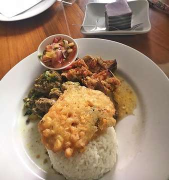 Resto Manado favorit! Kali ini pilih menu telur ikan. Sayangnya nikenya ga masuk frame 😋
Also in frame: Balapis 🍰 
#indonesianfood #indonesiancuisine