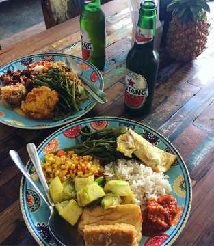 Slap up lunch 🇲🇨
#warungvaruna #canggu #bali #indo #lunch #allthesnacks #bintang #tofu #tempeh #sambal