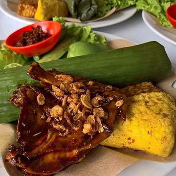 Nasi Timbel Ayam Bakar @kedaitimbeldago Bandung 
Rice in banana leaf with grilled chicken, fried tofu, sambal and veggies

#instafood 
#foodstagram 
#indonesianfood 
#indonesiancuisine 
#sundanese 
#sundanesefood 
#nasitimbel 
#ayambakar 
#timbeldago
#bandung