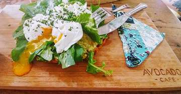 Breakfast never looked so good 💯 .
.
.
.

#avocadocafe #sweetpotatoewaffle #avocado #poachedegg #cleaneats #Bali #takemeback #goodmorning #jimmyeatsworld
