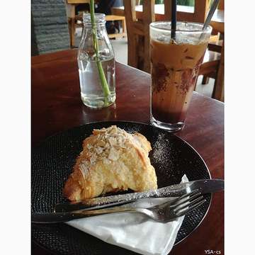 #coffeetime #mochaccino #croissant #latepost