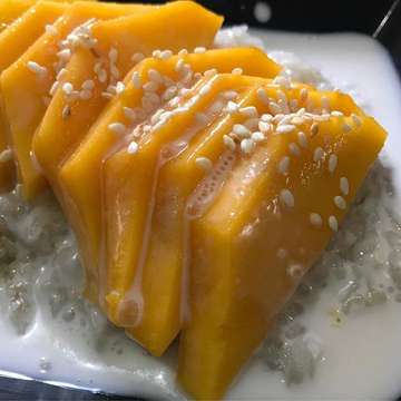 One Sweet Day .
.
.
.
#khaoniewmamuang #sweet #thailand #instagram #instadaily #food #dessert