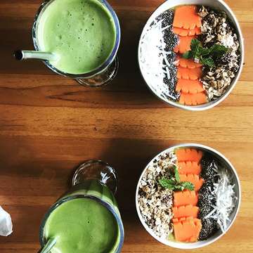 Healthy start to the day in paradise #whereiskrishna #krishnawouldlovethis #veganbreakfast #smoothiebowl #imperial #reunion @alexyashina