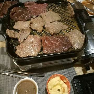 Nice dinner.... I love meat... With @dewicaroll and @aak_bdg 
@meatology.bdg 
#dinner #meat #europeans #beef #bandung