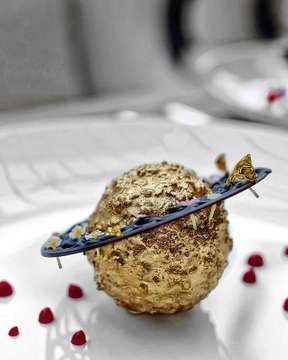 See how this Saturn “GOLDEN NUGGET” from @altorestaurantjkt by @fsjakarta lying beautifully on the plate. It looks like it has its own galaxy with “RASPBERRY” as a moon. Actually it is a Chocolate Manjari Sponge inside with Light Caramel Chantily,  Edible Gold Powder, and covered with 24K Gold Leaf. Additional some edible flowers on its chocolate ring. Beyond my expectation, perfectly tasty 👌🏻
.
#HungryFever
#AltoExperience
#FSJakarta
.
#spoonfeed #eatingfortheinsta #devourpower #foodnetwork #foodiechats #foodieofinstagram #FourSeasons #foodcoma #foodbeast #foodgawker #huffposttaste #foodandwine #fooooood #foodforthought #eat #fooooodie #forkfeed #foodporn #eatingdisorderrecovery #featuremeofh #featuremebest #dailyfoodfeed #tryitordiet #seriouseats #eatersannonymous #menwithcuisines #ilovefood