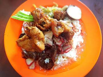 "Nasi Campur Alu" At jalan mangga besar 8 No.10DD,mangga besar,Jakarta barat (Masuk dari arah lampu merah Tamansari)
.
.
.
Salah satu rumah makan nasi campur yang menyajikannya dengan resep/ tipe daripada khas nasi campur Pontianak .
.
Untuk topping pada nasi campurnya cukup banyak seperti nasi campur Pontianak pada umumnya seperti chasiew,babi panggang,ayam panggang,telur,sawi asin,lapciong,dan babi kecap sebelum disiram dengan kuah saus khas daripada nasi2 campur Pontianak lainnya .
.
-On this frame 
1.Nasi Campur 
Price : IDR 44.000
.
.
Untuk rasa daripada babi panggang dan chasiewnya biasa saja,selain itu untuk rasa sawi asinnya juga tidak berpredikat ter mantap .
.
Namun untuk babi kecapnya enak dengan rasa yang manis dan juga terdapat minyak cukup banyak pada daging babi tersebut .
.
Secara keseluruhan nilai B+ layak untuk diberikan pada penilaian makanan di tempat ini .
.
-Overral for taste : 7.8/10
.
.
-Notes 
1.Untuk kuah pada nasi campurnya menggunakan kuah ayam merah yang mungkin tidak banyak ditemukan di tempat2 lain .
.
.
#foodphotography #foodblogger #jktfoodies #jktfoodbang #anakjajann #foodography