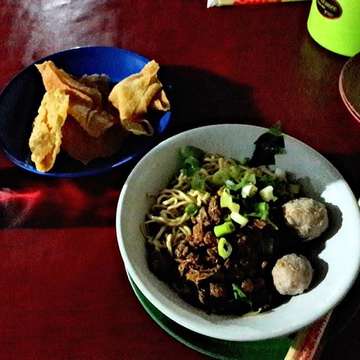 "Gerobak Jajanan !!
#mie #miepangsit #mieayam #miejakarta #kuliner #kulinerjakarta #jakarta #indonesia