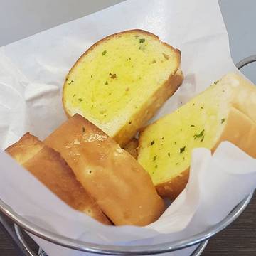 Garlic bread, anyone?🙋
.
.
By C
.
#yukmakanyuk #makanmang #foodporn #jktfoodbang #anakjajan #jakarta #steak #ngilerkuliner #makanterus #doyanmakan #hitsjakarta #pizzahut #garlicbread #yummy