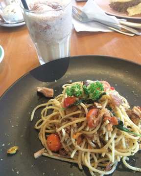 1st photo to open my eat... Spagetti Yummy❤️ and dont forget with nuttela moccachino🍹 #spagetti #cafebekasi #yummyfood #makananenak #kenyangmakan #cchanel_food_id