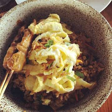 Nasi goreng kampung dalam lumpang batu 😋 seriously taste soo good...
#

Manisan Restaurant Bali
Always favorite destination when visiting Ubud 💃
#
Thank you for today @nyoen_mertayasa 
#ubudculinary #manisanrestoubud #alayaubud