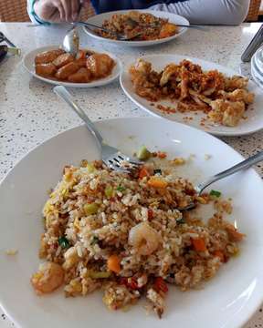 Nikmatnya makan siangku karena adanya kamu #nasigoreng #nasigorengseafood #jamurcrispy #tahu #dcost #lunch #kuliner #lezat #murahmeriah