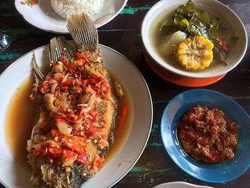 Betawi punya makanan.. makanan yang bisa membuat nafsu makan bertambah ketika ini ada didepan mata.. .
.
Pecak gurame + sayur asem + sambal goreng .
Perpaduan yang sangat menggiurkan .. .
.
#jalan3kuliner #jalan3food #infokuliner #culinary #foodporn #betawifood #pecakgurame #makananbetawi #pergikuliner #foodie #foodblogger #foodgasm #instafood #foodstagram #foodism #indonesianfood