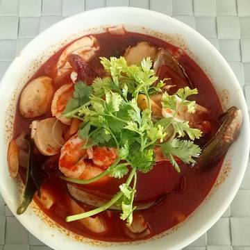 Makan siang apa hari?

Hari ini, sih, masih bingung mau makan enak apa. Kalau kemarin siang, makan kuetiaw tomyam di @ladaputihcafe. Asli, deh, enak banget. Kuahnya seger, asem dan pedesnya pas banget. Potongan seafood-nya juga berasa. Nggak cuma basa basi doang. Kalau suka tomyam, ini recommended banget!

#foodies #foodgasm #foodporn #food #tomyam #cafeladaputih #jajananAdis