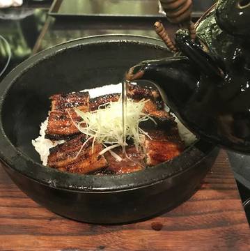 tried @honzen.jakarta’s unagi set and soy milk shabu-shabu with beef. so impressed with the delicious and high quality food, great atmosphere (private rooms are available) and amazing service. this restaurant is perfect for an intimate dinner with a close group of friends 👌🏻