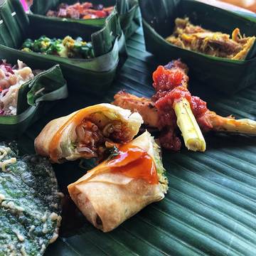 #Indonesian #tapas #streetside 💝🇮🇩#Ubud #Bali #Indonesia #antipasto #springrolls #fishsataylilit #tempeh #lawar #Balinese #chickensisit #foodie #foodporn #nofilter #fritatta #travel #snacks #salads #Nomad #spinachchips #chickenbetutu @nomadbali