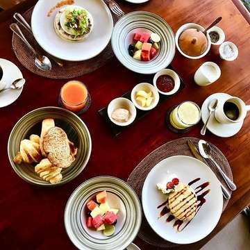 Desayunate algo! @frajadupe #breakfast #bali #alila #alilamanggis #indonesia #desayuno #energy #honeymoon #honneymoon #pic #picture #photo #fruit #pankakes #cristinayjavidicensí
