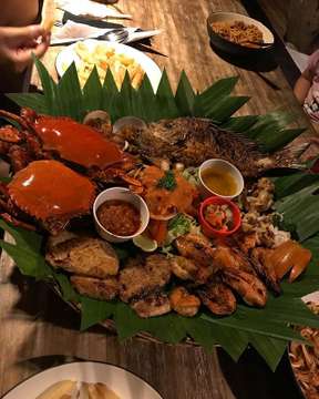 Gigantic seafood platter #bali #piratesbay #foodporn