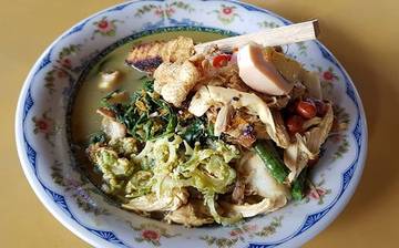 Ketupat with chicken meat, fried chicken skin, urap, nuts, and fish satay at this highly recommended place in Sanur. Quite good. #RiceDish #RiceDishes #ChickenRice #Chicken #ChickenSkin #CrispyChickenSkin #Urap #BoiledEgg #Nuts #Sambal #Halal #Sanur #Bali #Balinese #BalineseDish #BalineseCuisine #BalineseFood #Food #FoodPorn #Foodie #Delicious #Tasty #Protein #Breakfast #IslandOfTheGods #PulauDewata #Ketupat #Kupat #Tipat