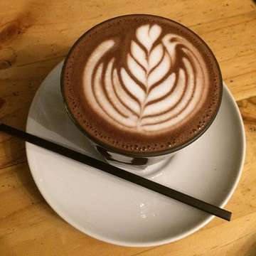 Ada yang bilang “hargailah karya orang”. Yaudah difoto aja gak usah diminum 😅 #darkcoffee #lateart