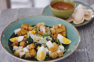 Simple dinner with Gado Gado Jakarta @arsanabali 😋😋
.
Jakarta Salad of Mixed Vegetables in Peanut Dressing 😍😍
.
#JakartaFood #StreetFood #GadoGado #MakanEnak #Salad #Vegetarian #Healthy #Lifestyle