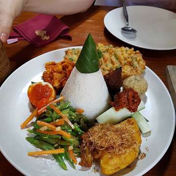 After heavy breakfast, we opted to have a light lunch at Warung Pulau Kelapa. 
Served mostly traditional Indonesian cuisine but surprisingly the taste is good. Well serving too.

#warungpulaukelapa #ubudculinary #bali