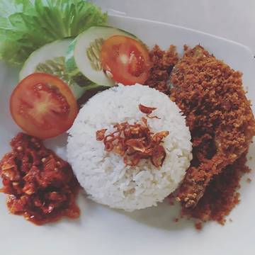 Ada yg baru di @espresscoffee menu murah meriah cuma 24K + coke cuma 30K Ayam Kremes 😋😋😋 #food #foodlover #foodlovers #lalapan #ayamlalapan #ayamkremesenak #indonesianfood #balifood #balifoodlovers #espresscoffee