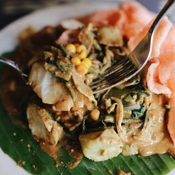 Salah satu spot makan siang yang wajib kamu cobain di Jakarta Selatan adalah Dapoer Ciragil. Gado-Gado Ciragilnya enak banget! Menunya ngenyangin, harganya juga masih terjangkau.

Menu lainnya yang kamu perlu coba adalah Sop Buntut dan Onde-onde. Apakah kamu punya referensi gado-gado enak lainnya di Jakarta? Share dong.

#FoodDiscoverer #kulinerjakarta #dapoerciragil