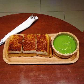 #GreenCircleWednesday
•
😋👌🏽Sangkaya - Simple but nice brown toasted bread with pandan custard dip, one of my fave snacks from my current fave Karang Tengah chill/drawing spot: @nomnomnom_id