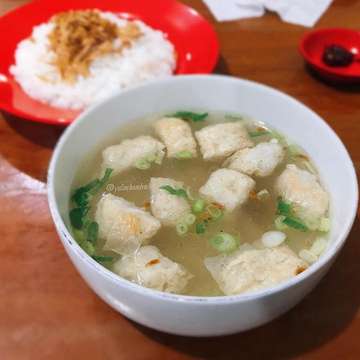Makan siang pengen yg kuah anget2, langsung ke @kedaicemara Tj Duren, pesen Sop Fukian.. fukiannya kecil2 isi 10 pcs/porsi, enakkk dan ikannya berasa. Kuahnya enak euy, gurih asinnya pas, paporit nih makan fukian dsni 😋👍
.
Yuk makann 🙋🏼‍♂️🙋🏼‍♂️
.
📍 Tanjung Duren
💵 IDR. 22K
🏠 @kedaicemara .
.
.
#indonesianfood #makansiang #lunch #halalfood #bangkafood #tanjungduren #fukian #fishcake #soup #kedaicemara #instafood #foodie #foodgasm #f52grams #foodporn #hosit #yummy #favorite #kuliner #kulinerjakarta #kulinerindonesia #kulinertanjungduren #kulinerbangka #jktfoodies