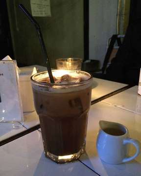 "Pesan moch taste. Coklat sm kopinya menyatu banget pas rasanya."
.
Foto dan review di pergikuliner.com oleh @sylawt .
Kopi Endeus - Dipatiukur