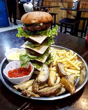 Sanggup sendirian???
#dinosteakpasta #burger #burgerjumbo #chikzmakanmakan #cheese #potatowedges #frienchfries