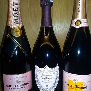 ✨ Rosé Wine🍾  Champagne ✨ 
#domperignon #domperignonrose #moetchandon #moet #moetchampagne #moetchandonrose #veuveclicquot #veuveclicquotrose #moethennessy