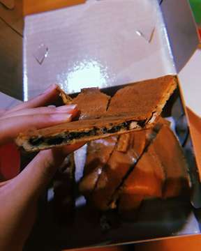 “martabak tipis kering” cokelat keju🍫🧀 served by @martabakgadingpecenongan 
This thin crispy martabak can only be made perfectly by them! I’ve tried many other brands but this brand is my favorite so far, well done @martabakgadingpecenongan 
#martabak#lezatnikmat#indonesianfood#food#foodphotography#foodporn#foodblogger#foodstagram#foodlover
