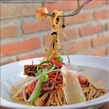 One of our favorite menu from Oceana Restaurant & Bar, Prawn Chili Pasta. So tasty and addicting. Photo credits to @wewentweshare .
www.oceanabali.com
.
.
.
#baliguideline #thebalibible #balibucketlist #baliguru #deliciousbali #pasta #spaghetti #delicious #instafood #foodporn #eatinbali #instafollow #instalike #likeforlike #followforfollow #likeforfollow #likeback #followback #follow4follow #followforfollow #instafood #instagood #foodporn #pastalover #asianfood #noodle #balifoodies #foodgasm #foods