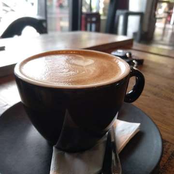 GECKO COFFEE SHOP Sanur, malá kavárnička kousek od nás.@geckocoffeeshop_sanur .Mě teda osobně káva nic neříká, ale Dědek kávu miluje a tady je teda co se týká sanuru prostě nejlepší. A potvrdil to i každý milovník kávy, který tu s námi byl. Prostě osmidruhová Arabica ze Sumatry je boží. Někteří již mají na tomto místě i závislost :-) A já tady ujíždím na kokosech (Kokosový ořech je druh ovoce, s tvrdou skořápkou na povrchu, bílou dužinou a kokosovou vodou. Měří 20–30 cm a váží 2,5 kg. Je to vydatný zdroj energie, používá se v potravinářském sektoru jako pochutina, ale i pro lisování kokosového oleje. Z kůry plodů se získává kokosové textilní vlákno. Kokosová voda se nesmí zaměňovat s kokosovým mlékem. Kokosové mléko se získává lisováním buničiny a kokosová voda je přirozeně uvnitř dutiny. Jeden ořech obsahuje kolem 200 ml až 1 litru kokosové vody. Než kokos úplně dozraje, trvá to 10 - 12 měsíců. Největší množství kokosové vody najdeme v mladých kokosech, zhruba 6 - 7 měsíců starých. 
Kokosová voda je izotonický nápoj, tedy identický s lidskou krevní plazmou a v průběhu války v Pacifiku byla používána jako transfúze pro raněné vojáky. Je to čistě přírodní produkt bez tuku, bez cholesterolu, má nízký obsah kalorií a neobsahuje umělá barviva, konzervační látky nebo sladidla.
Voda přímo z kokosu je údajně dokonce ještě čistší než voda z pramene a je přirozeně sterilní. Dostává se do kokosu dlouhou cestou skrze vlákno, čímž se filtruje. Kokosová voda je kvalitním zdrojem řady živin, může mít antioxidační účinky, může příznivě působit proti diabetu, jako prevence ledvinových kamenů, prospívá vašemu srdci, pomáhá snížit krevní tlak, skvěle chutná a hydratuje a je velmi zdravá) Jinak vám tady nabídnou úžasnou snídani, čerstvý džus, výborné palačinky a spoustu dalšího lehkého občerstvení za velmi příjemné ceny. Personál je skvělý a můžete si tady i nakoupit originální dekorace, dárky nebo oblečení. Prostě báječná kavárna s malým obchůdkem❤️#damejidlonabali #geckocoffeeshop #sanur#balifood #balidrink #coffee #baliisland🌴