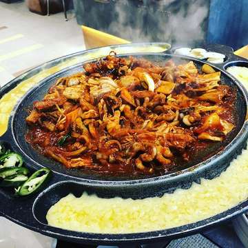 Chukumi Samgyupsal
•Hot Fry Pan•
.
Sliced pork, fresh octopus in gochyjang spicy sauce served on side with cheese and steam egg on hot pan
.
.
.
________________
#koreanbbq #koreanfood #dubujib