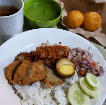 "Nasi Campur +Sambal Matah" 👍💋
.
#Delicious #LateNight #Indonesian #NonHalal #Foods #CrispyPork #MeatBall #Pork #Meat #Egg #SambalMatah #Bandung #Indonesia #LoveIt